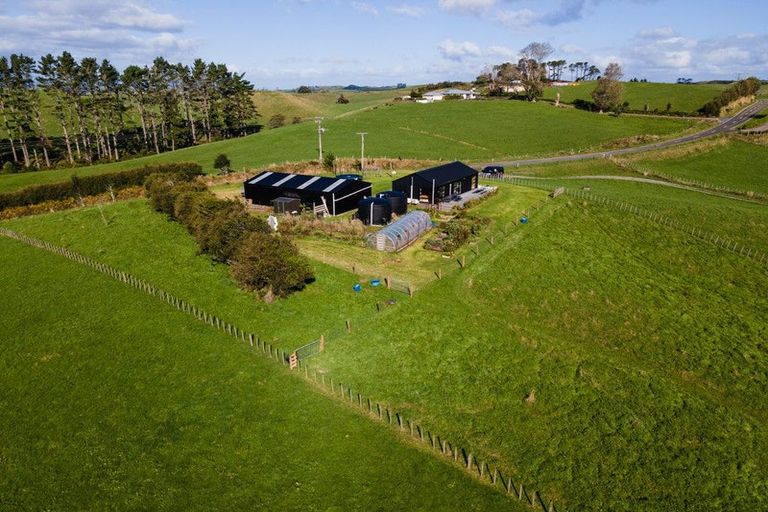 Photo of property in 237 Croydon Road, Midhirst, Stratford, 4394