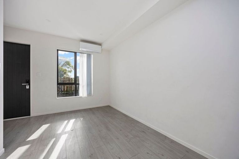 Photo of property in 2/3226 Great North Road, New Lynn, Auckland, 0600