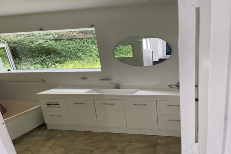 Photo of property in 6 Churton Drive, Churton Park, Wellington, 6037