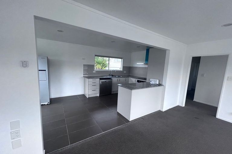 Photo of property in 42 Tamahere Drive, Glenfield, Auckland, 0629