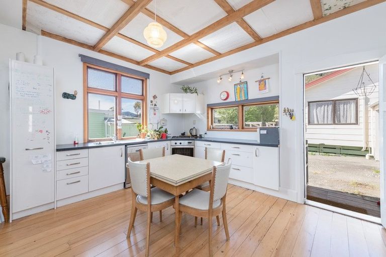 Photo of property in 129 Tipahi Street, Nelson South, Nelson, 7010