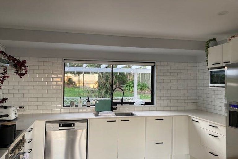 Photo of property in 8 Forsythe Place, Massey, Auckland, 0614