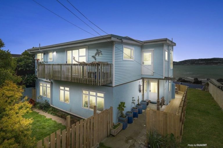 Photo of property in 277 Queens Drive, Lyall Bay, Wellington, 6022