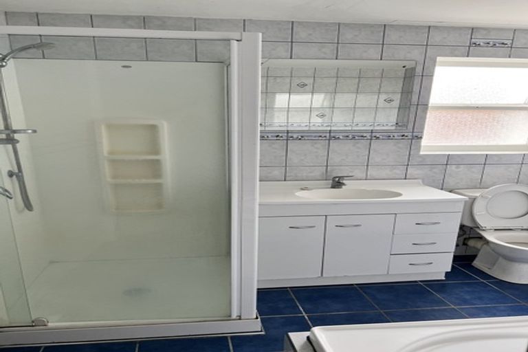 Photo of property in 40 Longburn Road, Henderson, Auckland, 0610