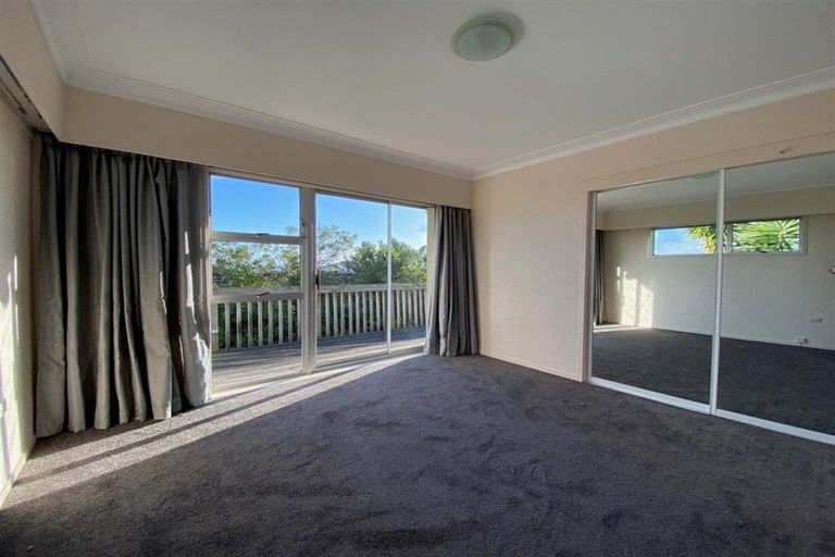 Photo of property in 2/96 Sunset Road, Unsworth Heights, Auckland, 0632