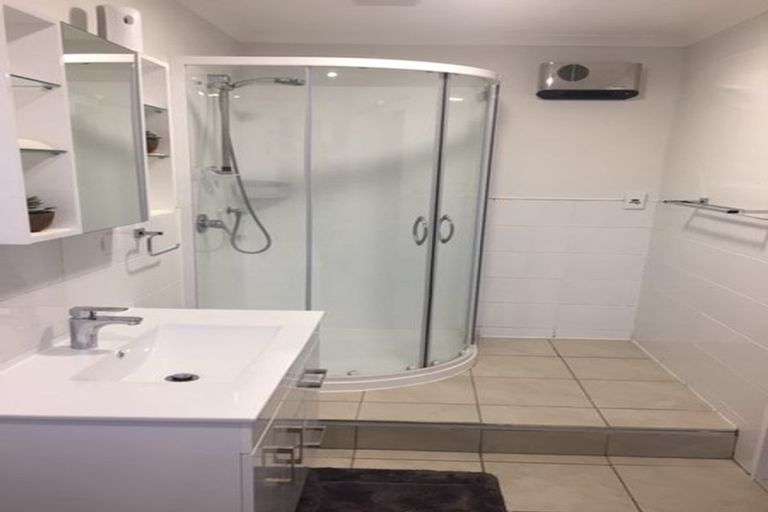 Photo of property in 2 Mcmahon Way, Paparangi, Wellington, 6037