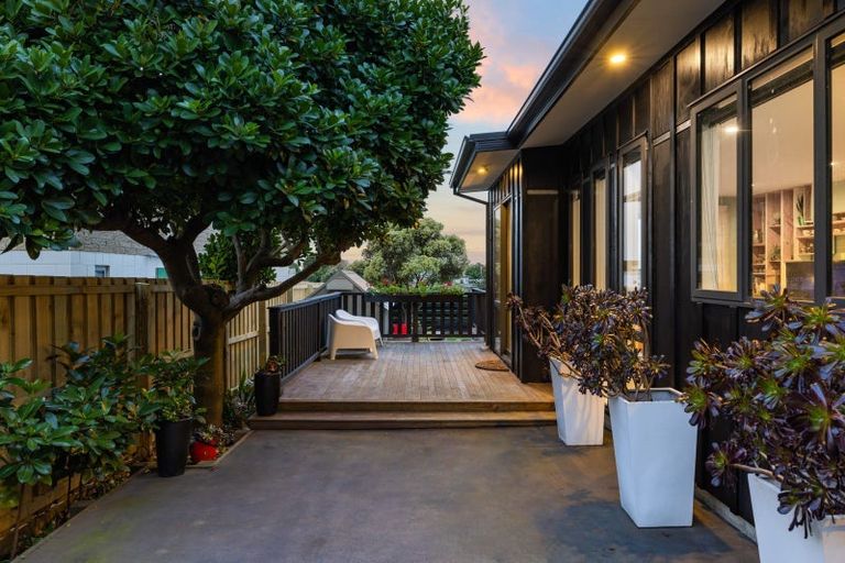 Photo of property in 23 Main Road, Redcliffs, Christchurch, 8081