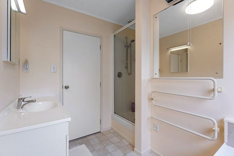 Photo of property in 1/1 Gatman Street, Birkdale, Auckland, 0626