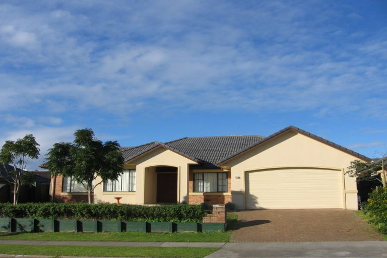 Photo of property in 4 Middlefield Drive, East Tamaki Heights, Auckland, 2016