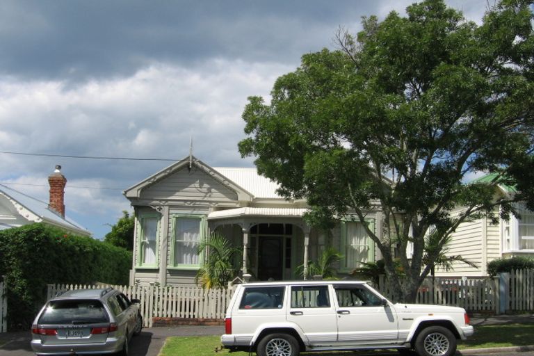 Photo of property in 30 Kiwi Road, Stanley Point, Auckland, 0624