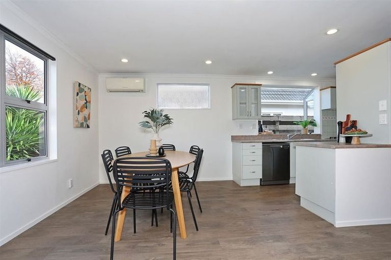 Photo of property in 12 Winston Avenue, Hokowhitu, Palmerston North, 4410