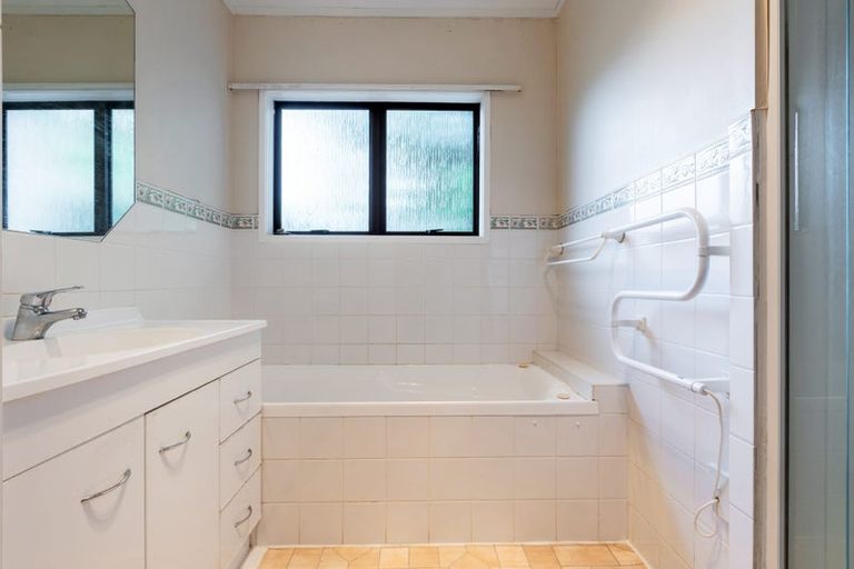 Photo of property in 2/90 Browns Bay Road, Rothesay Bay, Auckland, 0630