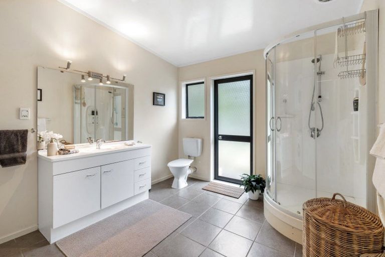 Photo of property in 17 Hayley Lane, East Tamaki Heights, Auckland, 2016