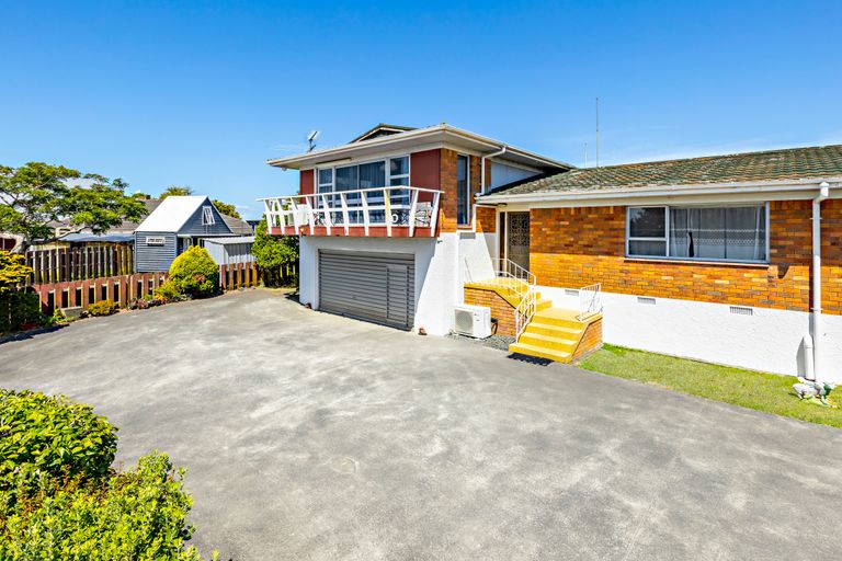 Photo of property in 2/580 Massey Road, Mangere, Auckland, 2022