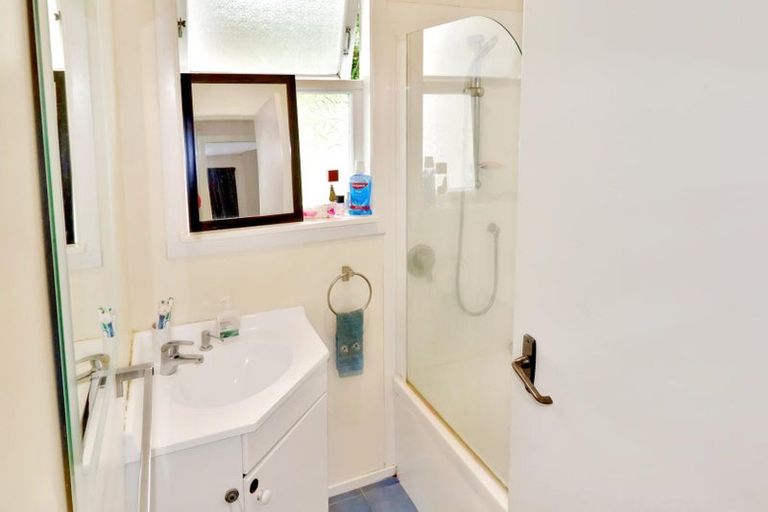 Photo of property in 41 Lyndfield Lane, Newlands, Wellington, 6037