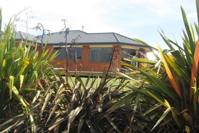 Photo of property in 12 Sycamore Crescent, Fitzherbert, Palmerston North, 4410