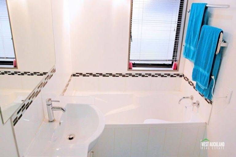 Photo of property in 2/76 Kaurilands Road, Titirangi, Auckland, 0604