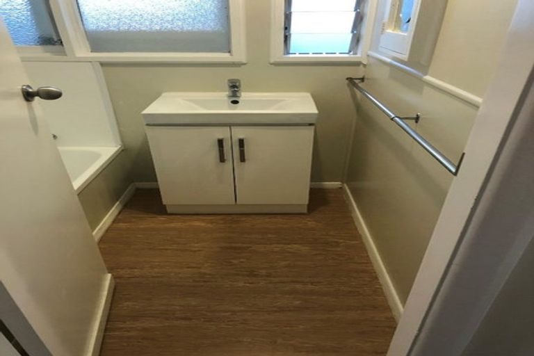 Photo of property in 47 Luckens Road, West Harbour, Auckland, 0618