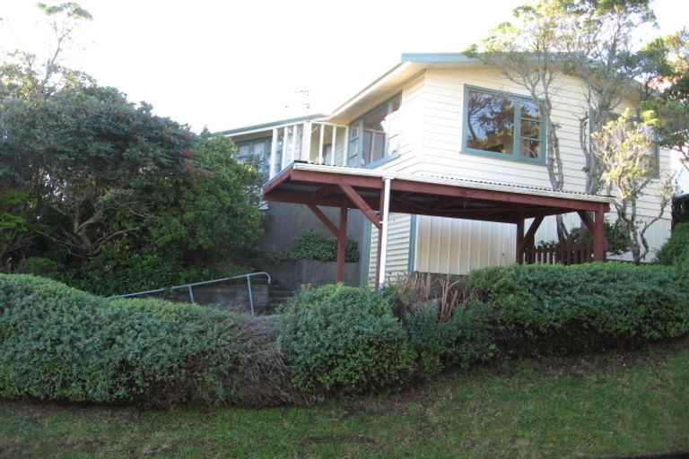 Photo of property in 29 Miles Crescent, Newlands, Wellington, 6037