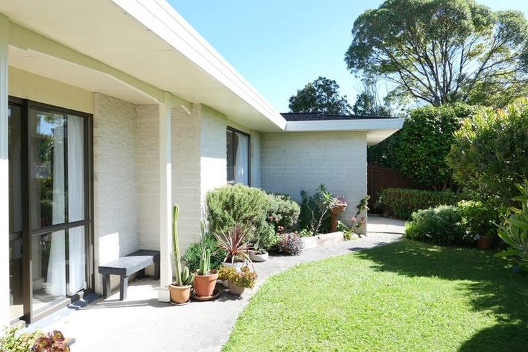 Photo of property in 28 Rewarewa Crescent, Waikanae, 5036