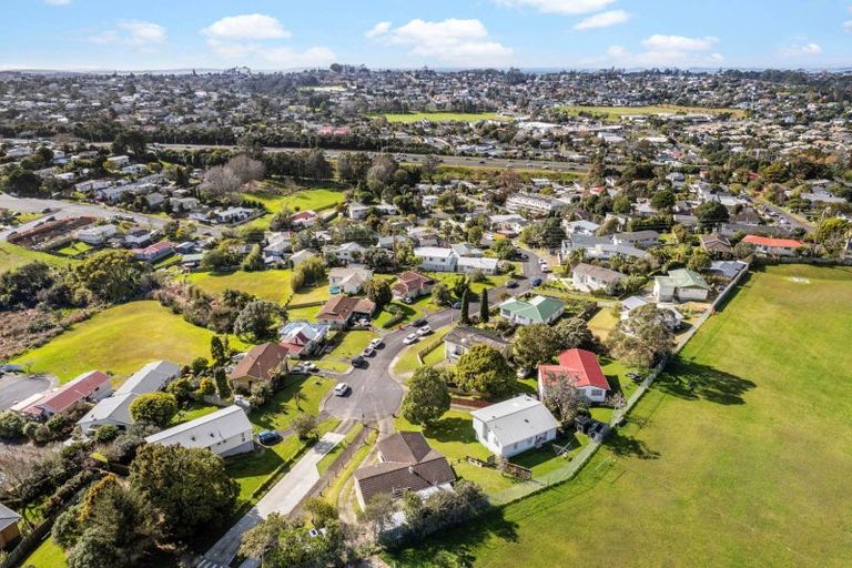 Photo of property in 32 Tawavale Crescent, Totara Vale, Auckland, 0629