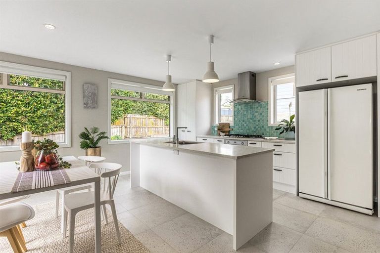 Photo of property in 6a Moera Place, Stanmore Bay, Whangaparaoa, 0932