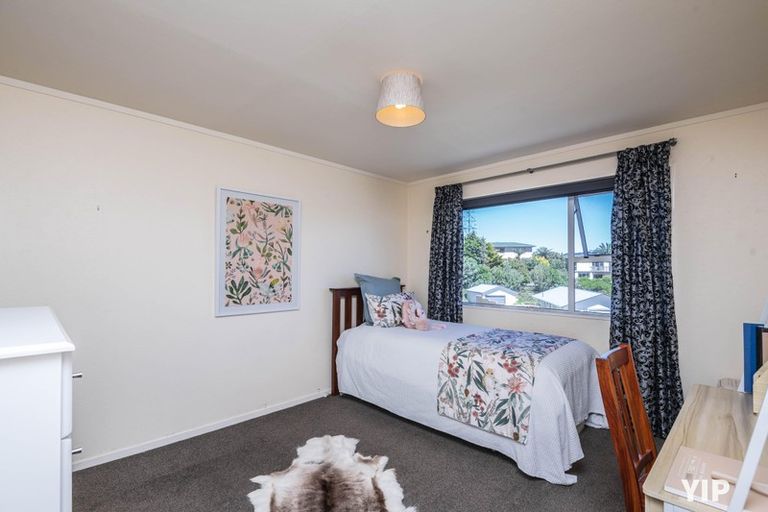 Photo of property in 9a Pimlico Place, Newlands, Wellington, 6037