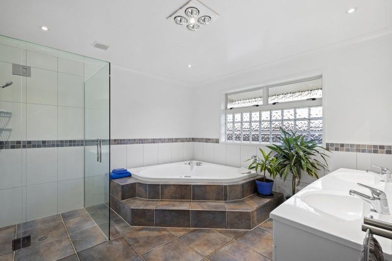 Photo of property in 14 Glencairn Place, Buckland, Pukekohe, 2677