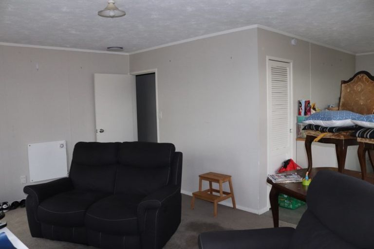 Photo of property in 2/199 Henderson Valley Road, Henderson, Auckland, 0612