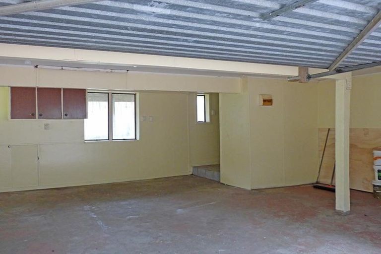 Photo of property in 8 Woodside Road, Massey, Auckland, 0614