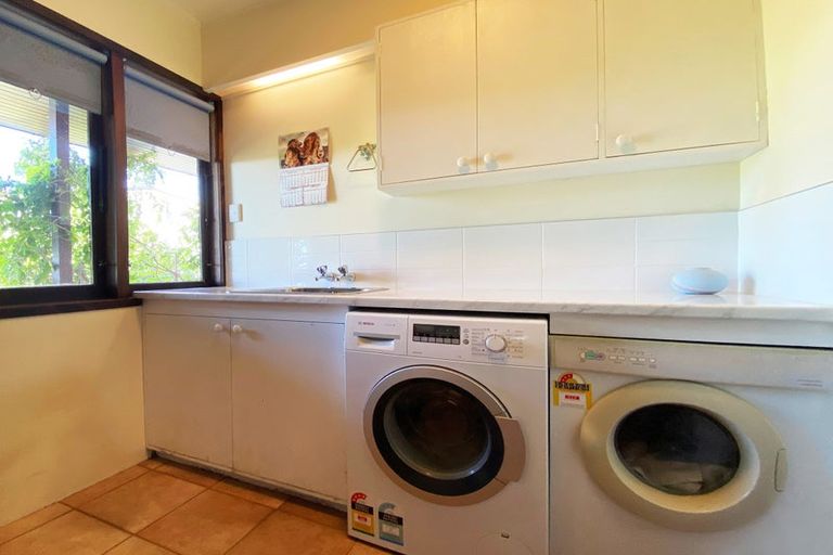 Photo of property in 18 Burford Place, Mellons Bay, Auckland, 2014