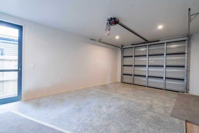 Photo of property in 2 Matakanui Lane, Wanaka, 9305