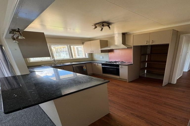 Photo of property in 25 Ellesmere Crescent, Pakuranga Heights, Auckland, 2010