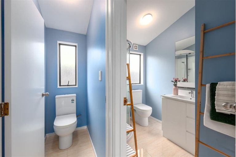 Photo of property in 2/11 Brookfield Road, Te Atatu Peninsula, Auckland, 0610