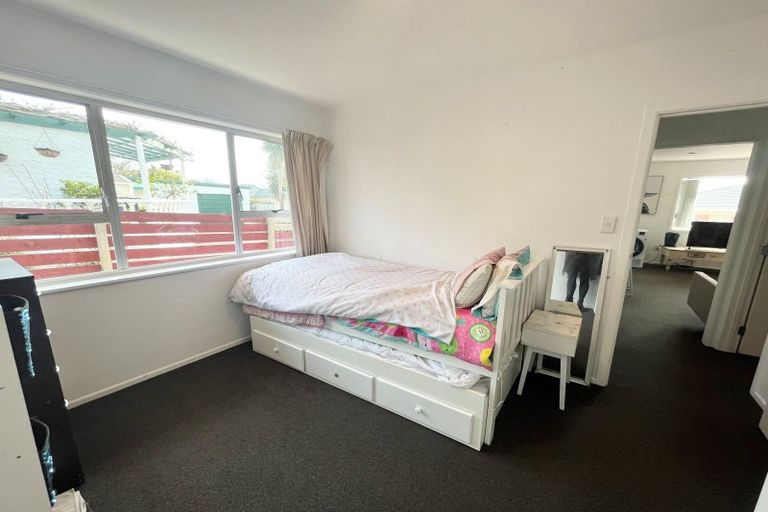 Photo of property in 118 Mcleod Road, Te Atatu South, Auckland, 0610