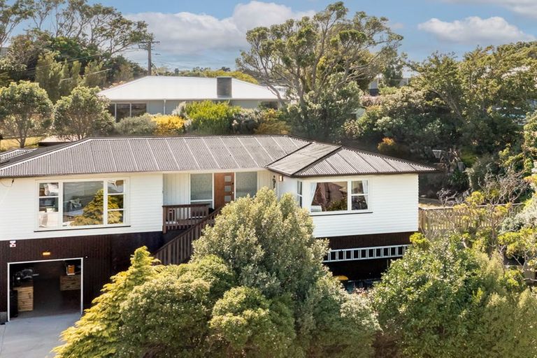Photo of property in 16 Griffiths Grove, Newlands, Wellington, 6037