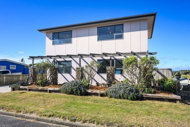 Photo of property in 17 Marine Parade South, Foxton Beach, Foxton, 4815