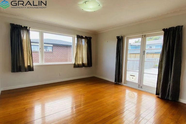 Photo of property in 5 Murray Road, Te Atatu Peninsula, Auckland, 0610