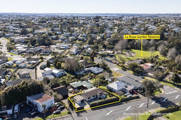 Photo of property in 121 Godley Road, Green Bay, Auckland, 0604