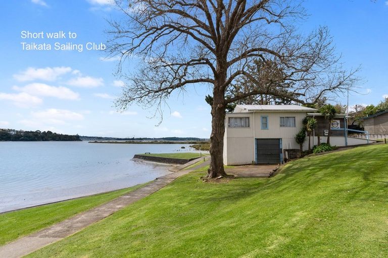 Photo of property in 22a Rewarewa Road, Te Atatu Peninsula, Auckland, 0610