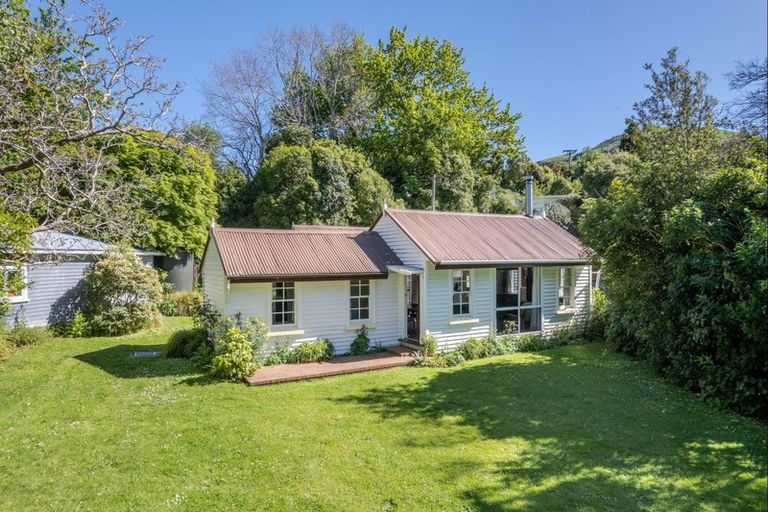 Photo of property in 4 Cemetery Road, Wainui, French Farm, 7582