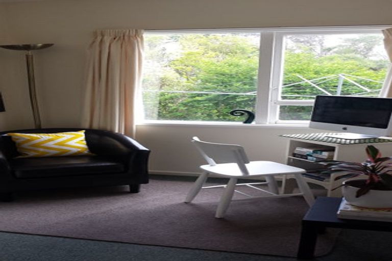 Photo of property in 2/17 Huntingdon Street, Northland, Wellington, 6012