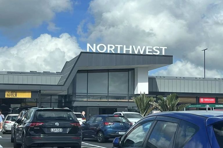 Photo of property in 1 Horokaka Street, Massey, Auckland, 0614