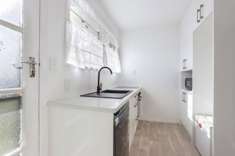 Photo of property in 8 Westward Ho, Glen Eden, Auckland, 0602