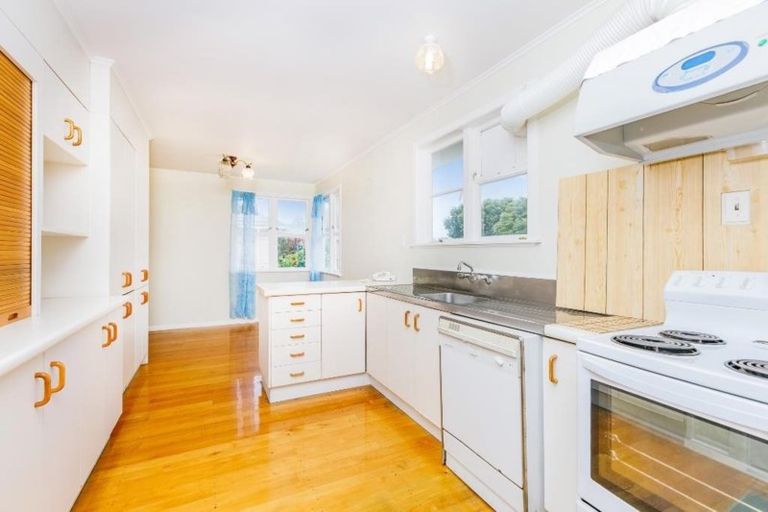 Photo of property in 9 Maunder Place, New Lynn, Auckland, 0600