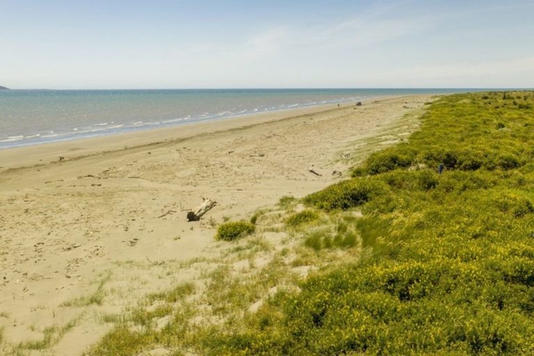 Photo of property in 37 Manly Street, Paraparaumu Beach, Paraparaumu, 5032