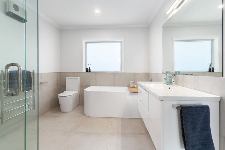 Photo of property in 2 Van Baarle Close, Carterton, 5713