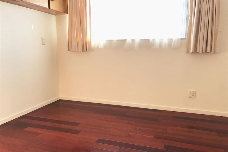 Photo of property in 2/71 Onewa Road, Northcote, Auckland, 0627