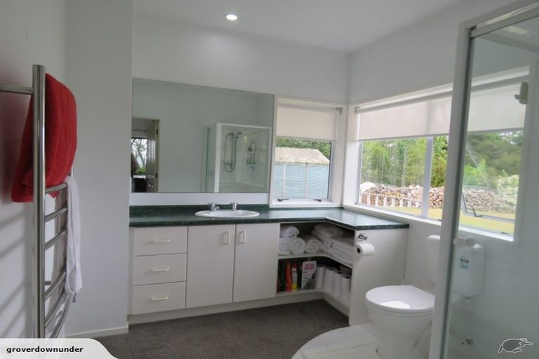 Photo of property in 327 Kaipara Road, Papakura, 2582