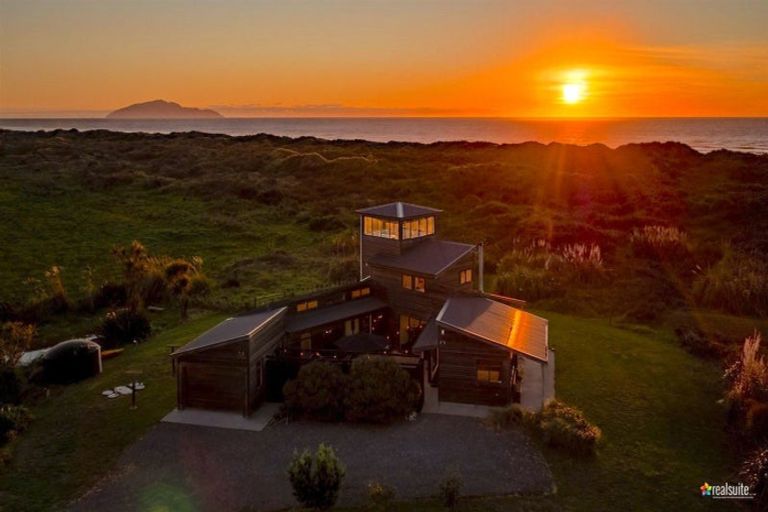 Photo of property in 80 Reay Mackay Grove, Waikawa Beach, Manakau, 5573